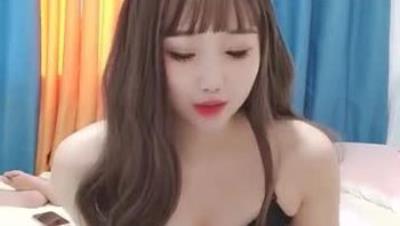 清纯萝莉【骚喵喵】风骚挑逗“一会儿我坐他脸上，让他舔逼”，“我要告诉妈妈你欺负人”，被纹身哥哥卖力操！