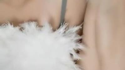 【大一妹妹】清纯大眼萌妹子，露脸厕所自慰，粉嫩的鲍鱼里淫液喷涌，00后新鲜胴体任你欣赏