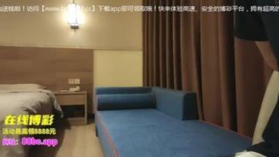 小马丶寻花非常淫骚肉肉身材少妇，边揉奶子边用屁股摩擦，张开双腿手指扣穴，拉着手后入猛烈撞击