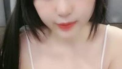 蜜桃臀乖巧卡哇伊妹纸自慰出白浆，翘起屁股包臀裙丁字裤，白皙皮肤美乳很有肉感