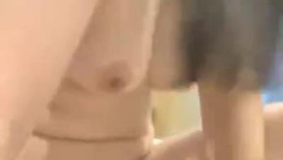 【极品嘻嘻】新晋颜值小情侣，黑森林中的嫩鲍被注满精液，后入翘臀带感