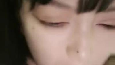 冷艳短发美女带闺蜜一起激情啪啪旁边观战，近距离特写吸蛋，第一视角正面抽插，骑乘蜜桃臀上下套弄，操的好爽一直喊