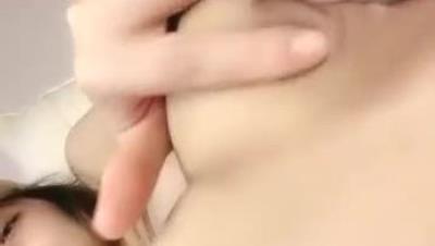 鴨 舌 帽 酒 窩 絕 美 小 姐 姐 全 裸 極 度 誘 惑 ， 超 近 距 離 特 寫 掰 穴 ， 翹 起 圓 潤 屁 股 扭 動 ， 無 毛 肥 穴 抹 上 潤 滑 油 ， 手 指 揉 搓 陰 