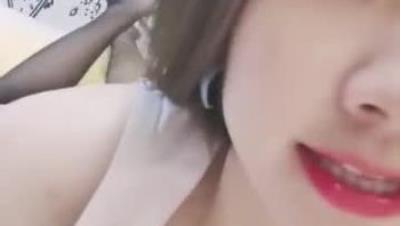 大耳环气质型美女小姐姐，撩起背心揉搓奶子，拨开内裤特写掰穴，黑色网袜大长腿，手指扣入假屌进出