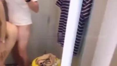 和极品女友在试衣间啪啪 美女张大嘴都不敢叫出声 操完就马上出来补充能量