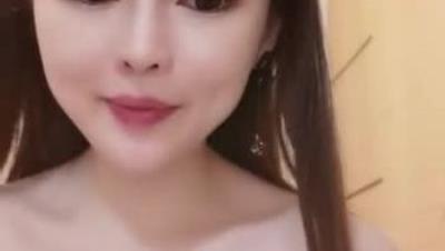 明星颜值甜美酒窝女神情趣装丁字裤诱惑，拨开内裤手指拍打水声哗哗，掰开粉穴近距离特写，跳蛋震动爽了呻吟娇喘