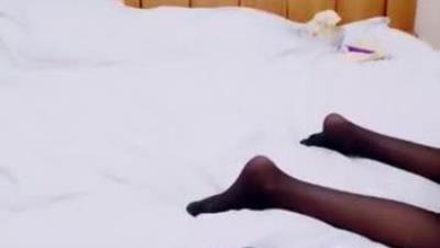 米 拉 的 幸 福 生 活 嬌 小 身 材 非 常 耐 操 妹 紙 ， 包 臀 裙 開 檔 黑 絲 襪 ， 跪 著 舔 弄 大 屌 ， 上 位 騎 乘 快 速 打 樁