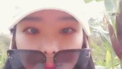 渣女来袭 大早上激情户外，玉米地边上跟大哥激情啪啪，深喉大鸡巴草逼爆菊花全射在小嘴里
