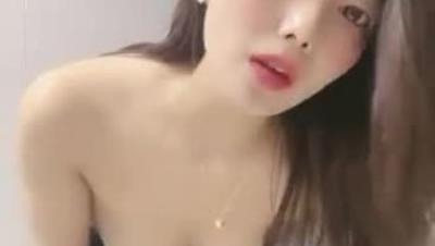 新 晉 無 毛 白 虎 氣 質 美 女 ， 情 趣 透 視 裝 露 小 奶 子 ， 超 近 距 離 對 著 美 穴 ， 手 指 揉 搓 陰 蒂 ， 振 動 棒 摩 擦 呻 吟 嬌 喘