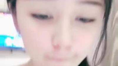 缺 個 男 主 角   極 品 顔 值 姐 妹 花 雙 女 秀 ， 女 仆 裝 露 白 皙 奶 子 ， 翹 起 屁 股 互 相 舔 逼 ， 特 寫 玻 璃 棒 抽 插 暴 菊