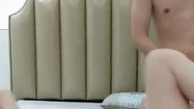 靓 妹 的 3P， 再 漂 亮 的 女 人 也 是 別 人 胯 下 的 母 狗 ， 主 動 上 位 抽 插 嘴 裏 還 要 口 著 雞 巴