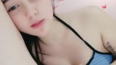 缺个男主角 甜美颜值姐妹花双女秀，牛奶倒逼上互相舔，玻璃黄瓜假屌抽插，叠罗汉两个屁股对着镜头，掰穴特写非常诱人