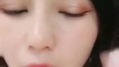 卡哇伊白皙微毛嫩妹自慰扣逼喷尿诱惑，揉搓阴蒂双指插入扣弄，一脸享受高潮出白浆，浴室地上尿尿特写