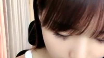 这么清纯的可人女生，没想到如此风骚，大黑牛自慰喷水白浆喷满了地，妹子真持久啊 连续自慰半个小时 还是有很多水喷出来