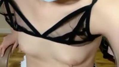 英语老师【猫妹妹】“我要开始啦，我要开始骚喽”，两根大鸡巴轮流拿来插骚粉穴，插到爽为止，累了跑厨房洗黄瓜吃！