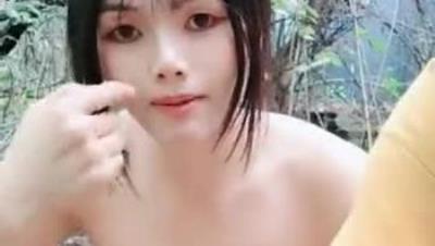 喜 歡 戶 外 的 騷 逼   跟 打 樁 機 小 哥 激 情 啪 啪 ， 淫 聲 蕩 語 各 種 抽 插 逼 都 草 穿 了