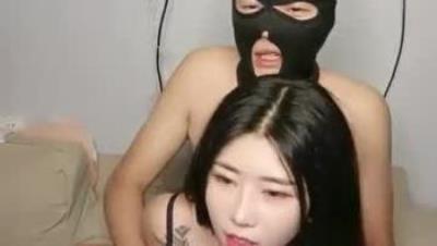 胸前玫瑰纹身无毛骚女带闺蜜一起，和炮友激情大战闺蜜旁边观战，埋头口交骑乘快速打桩，闺蜜穿白色网袜足交