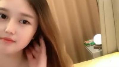 清纯极品萝莉萌妹，撩起衣服揉捏奶子，翘起美臀摆弄，掰穴特写洞洞还非常小