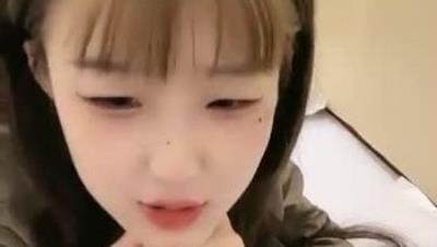 青 澀 超 嫩 18蘿 莉 嫩 妹 被 炮 友 狂 操 ， 慢 慢 脫 光 光 小 小 奶 子 ， 口 活 還 很 生 疏