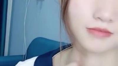 清纯乖巧邻家型美女下海全裸诱惑，脱掉内裤掰开超紧粉穴，我毛毛比较多，揉捏奶子诱人细腰，小声呻吟娇喘