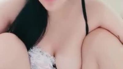 缺个男主角 淫骚颜值姐妹花双女大秀，牛奶倒在逼上舔弄，翘起屁股玻璃黄瓜插对方，手指扣入假屌进出抽插