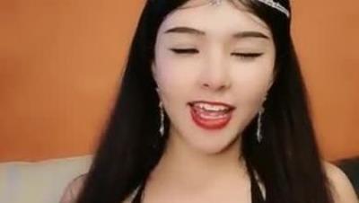 风情万种-爆乳美熟女【国产卡戴珊】前凸后翘的身材，挤奶水，道具深插骚逼，白花花的淫水泛滥成灾，娇喘似火！