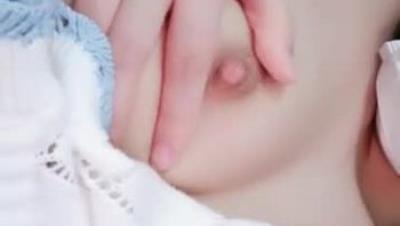 舞蹈生桃子极品美臀清纯眼镜萌妹，脱掉内裤对着镜头扭动屁股，抬起双腿特写逼逼，坐在枕头上摩擦掰穴