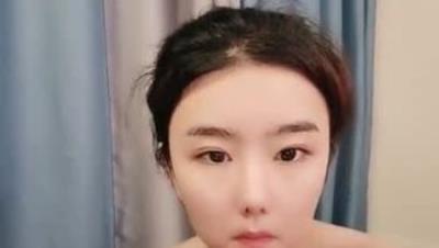 美女模特小姐姐为赚钱下海直播激情秀，黑色网袜翘屁股对着镜头揉穴，圆润极品美臀第一视角后入，骑脸插嘴多种视角