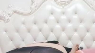 黑丝少妇被小叔子干，身材不错圆润的奶子，深喉口交大鸡巴听狼友指挥各种抽插爆草浪荡呻吟