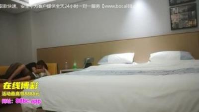 利 哥 丶 探 花 齊 逼 牛 仔 短 褲 黑 絲 騷 女 ， 舔 屌 足 交 一 臉 享 受 ， 脫 下 黑 絲 掰 穴 扣 弄 ， 操 到 高 潮 出 水 又 幹 了 好 厲 害