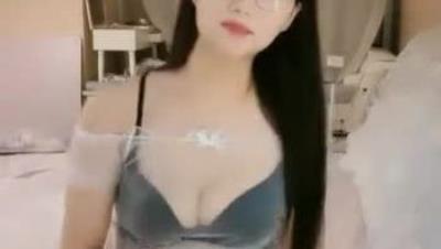 長 相 清 純 乖 巧 又 很 騷 值 眼 鏡 女 神 居 家 誘 惑 ， 透 視 裝 黑 網 襪 各 種 內 褲 揉 穴