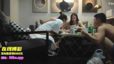 換 妻 探 花 兩 對 夫 妻 4P， 先 玩 玩 遊 戲 ， 吊 帶 連 體 網 襪 騎 臉 舔 逼 ， 交 換 著 操