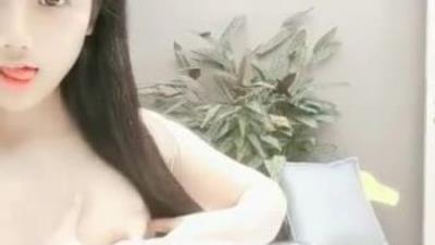 鼻 血 流 了 一 地 ， 剛 剛 出 水 的 芙 蓉 似 的 ， 兩 位 身 材 超 級 棒 的 極 品 可 愛 學 生 妹 ， 天 下 第 一 絕 世 蜜 臀   相 互 掰 開 粉 逼   有 