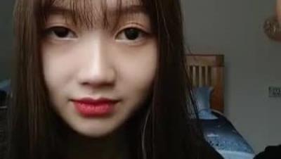 一 臉 猥 瑣 的 小 夥 竟 然 有 個 這 麽 漂 亮 的 女 朋 友   穿 上 黑 絲 掰 開 鮑 魚   啪 啪 啪   真 讓 人 羨 慕