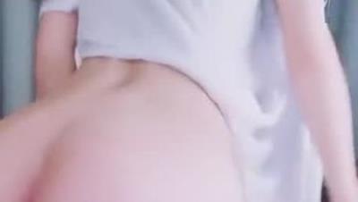 麻 花 辮 頂 級 美 女 細 腰 翹 臀 牛 仔 褲 ， 扭 動 屁 股 掰 開 穴 ， 修 長 美 腿 揉 捏 貧 乳 ， 對 著 鏡 頭 揉 搓 陰 蒂