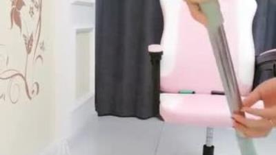 金 色 長 發 貓 耳 朵 裝 扮 ， 坐 在 電 腦 椅 子 上 道 具 自 慰 ， 掰 開 小 穴 ， 一 覽 全 景