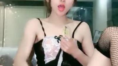 極 騷 小 姐 姐 浴 缸 裏 大 尺 度 暴 力 自 慰 ， 掰 穴 假 屌 抽 插 ， 洗 逼 器 灌 牛 奶 ， 黑 白 絲 襪 從 下 往 上 視 角 ， 邊 抽 插 邊 流 出 牛 奶