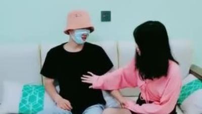 老 師 來 做 家 訪 ， 沒 想 到 做 到 了 床 上 玩 3P， 黑 絲 高 跟 情 趣 讓 小 哥 在 床 上 各 種 爆 草 抽 插 賣 力 伺 候 ， 後 入 騷 屁 股 嘴 裏 塞 雞 