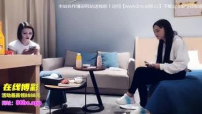 長 槍 因 袍 趙 公 子 甜 美 高 端 外 圍 ， 情 趣 裝 黑 絲 襪 ， 對 著 鏡 頭 扣 穴 調 情 ， 扶 著 雙 腿 一 下 下 撞 擊