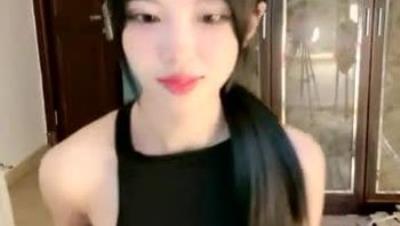 苗 條 小 姐 姐 【 阿 巴 阿 巴 不 回 家 】 ， 小 貓 咪 要 親 親 ， 老 往 美 女 身 上 蹭 ， “ 信 用 卡 還 完 ， 就 變 懶 了 ， 哈 哈 哈 ” ， 很 帥 性 