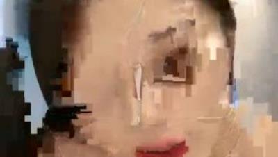 極 品 網 紅 顔 值 女 神 ， 黑 色 絲 襪 撕 裆 ， 張 開 雙 腿 揉 搓 陰 蒂 ， 半 脫 下 絲 襪 扭 動 美 臀