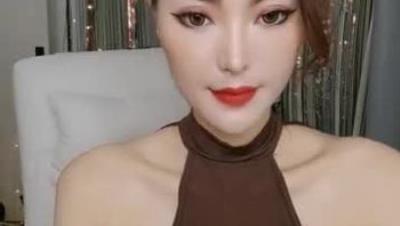 烈 焰 紅 唇 妖 豔 濃 妝 禦 姐 極 度 誘 惑 ， 丁 字 褲 緊 身 裙 搔 首 弄 姿 ， 內 褲 撥 一 邊 給 你 看 穴 ， 揉 捏 奶 子 換 裝 連 體 吊 帶 網 襪