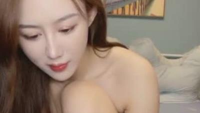 【 于 小 雅 】 酒 窩 極 品 甜 美 小 姐 姐 和 男 友 居 家 啪 啪 ， 上 位 騎 乘 摩 擦 男 友 小 屌 ， 扶 著 小 腰 後 入 表 情 對 著 鏡 頭