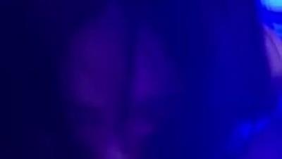 推 特 暗 黑 風 SM情 侶 性 愛 私 拍 ， 被 像 母 狗 一 樣 拎 著 繩 子 舔 舐 酸 奶 ， 各 式 虐 操 ， 爭 屌 群 P各 種 玩 操