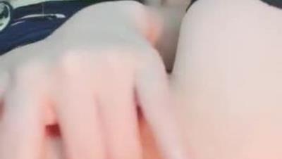 漂 亮 眼 睛 極 品 顔 值 女 神 下 海 大 尺 度 秀 ， 露 奶 裝 義 乳 ， 超 近 距 離 特 寫 粉 穴 ， 假 吊 抽 插 兩 根 手 指 摳 入 ， 嬌 喘 呻 吟 搞 得 很 