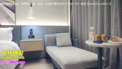 【 夜 太 美 七 夜 】 小 寶 約 過 的 外 圍 女 ， 膚 白 貌 美 ， 脫 光 調 情 嬌 喘 不 斷 ， 太 警 覺 ， 兩 次 要 求 蓋 上 手 機 ， 對 白 精 彩