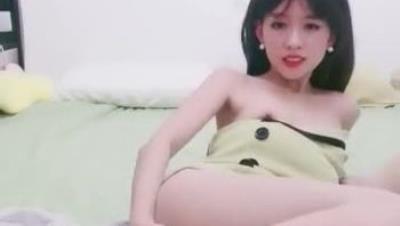 米 拉 女 神 ， 女 上 M字 腿 極 佳 角 度 欣 賞 肉 棒 插 入 白 虎 美 穴 ， 激 情 潮 吹 噴 射 ， 兄 弟 們 營 養 跟 不 上 了