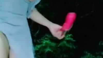 渣 女 來 襲 戶 外 激 情 啪 啪 ， 性 感 好 身 材 給 大 哥 口 交 大 雞 巴 ， 站 著 被 後 入 爆 草 菊 花