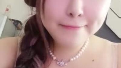 豐 乳 肥 臀 完 美 顔 值 甜 美 小 姐 姐 ， 撩 下 內 衣 掏 出 大 奶 子 揉 捏 ， 大 屁 股 性 感 丁 字 褲 ， 掰 穴 特 寫 拿 出 假 屌 舔 弄 ， 對 著 鏡 頭 