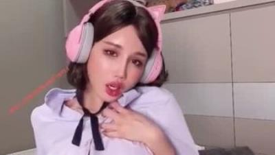 網 紅 達 人 - 辛 尤 裏 最 新 Onlyfans收 費 視 頻 流 出 ， 職 業 OL白 領 ， 挑 逗 炮 友 吃 雞 誘 惑 ， 被 拿 假 雞 巴 滿 足 ！